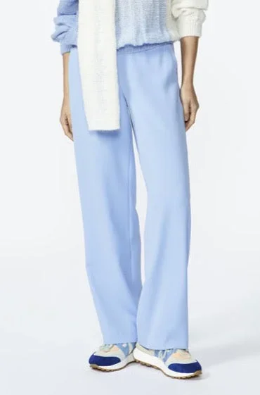 trousers made of flexible crepe in milky blue 